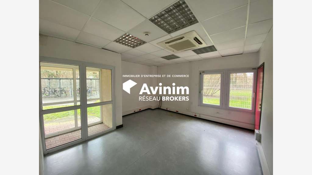 A louer locaux indépendants 953m² à Meylan