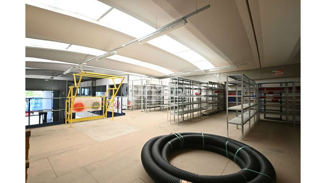 A louer local d'activité bureau de 214m² à Meyzieu