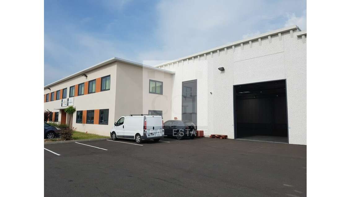 Local d'activité 922m² à louer en ZI à Meyzieu