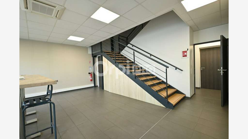 A louer local d'activité sécurisé 1531m² à Meyzieu