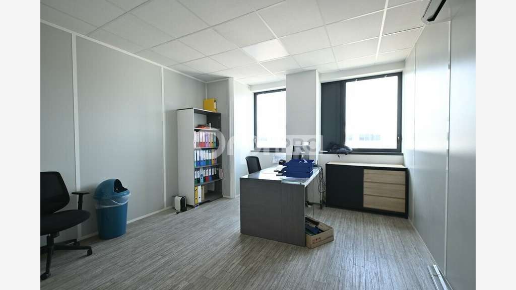 A louer local d'activité sécurisé 1531m² à Meyzieu