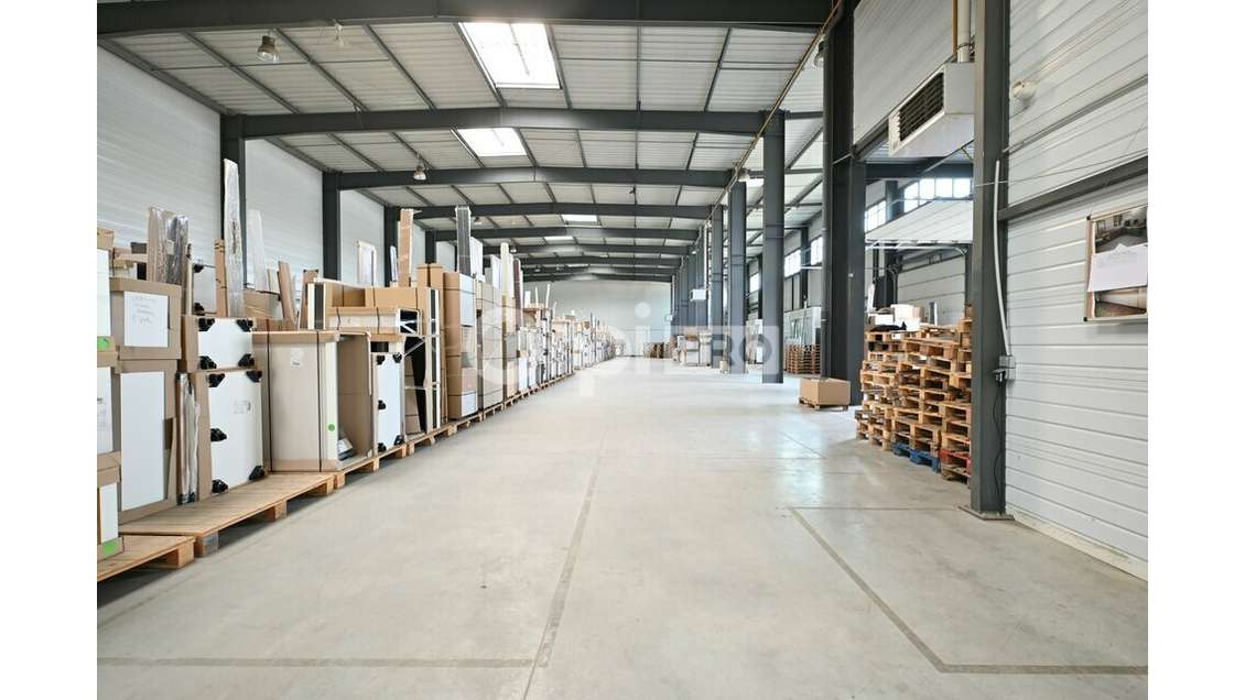 A louer local d'activité sécurisé 1531m² à Meyzieu