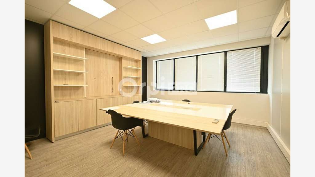 A louer local d'activité sécurisé 1531m² à Meyzieu
