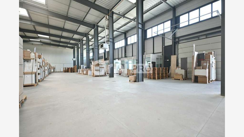 A louer local d'activité sécurisé 1531m² à Meyzieu