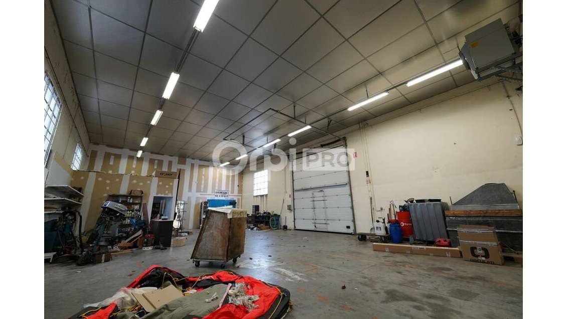 A louer bâtiment d'activité 490m² à Meyzieu