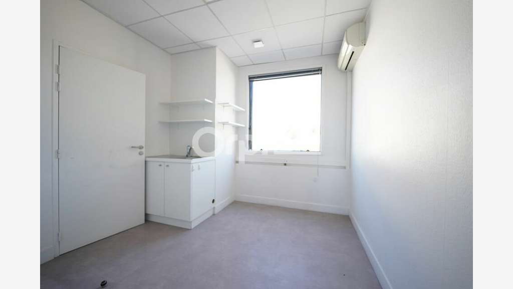 A louer bureaux de 138m² en R+1 à Décines-Charpieu