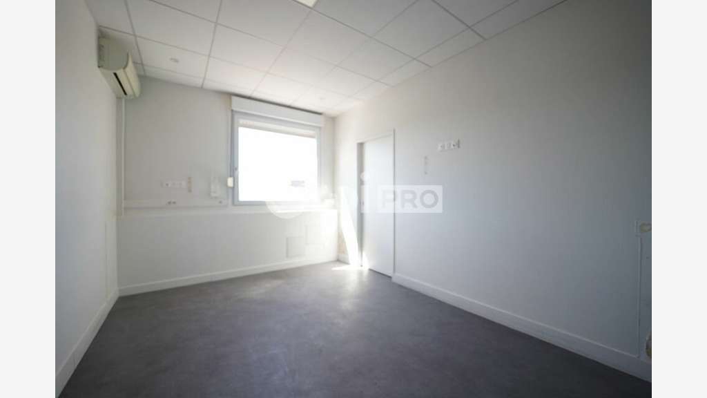 A louer bureaux de 138m² en R+1 à Décines-Charpieu