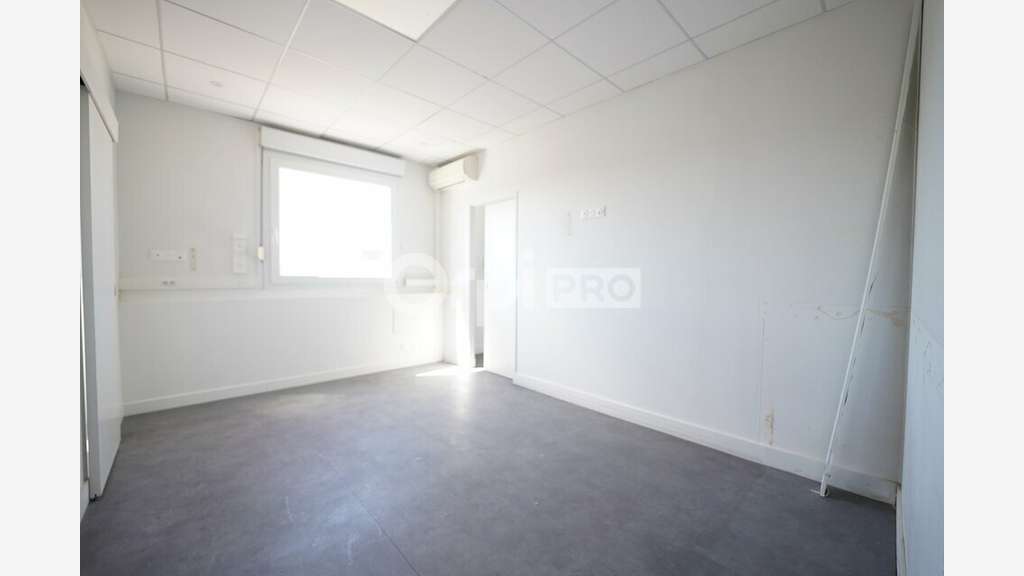 A louer bureaux de 138m² en R+1 à Décines-Charpieu