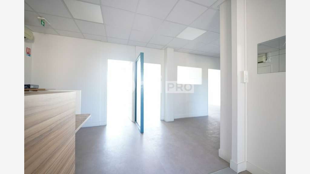 A louer bureaux de 138m² en R+1 à Décines-Charpieu
