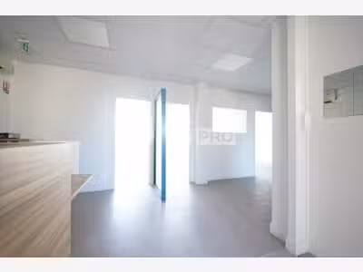 A louer bureaux de 138m² en R+1 à Décines-Charpieu