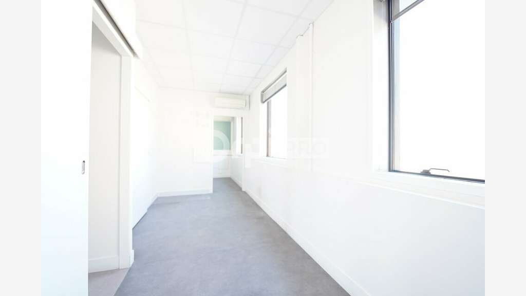 A louer bureaux de 138m² en R+1 à Décines-Charpieu