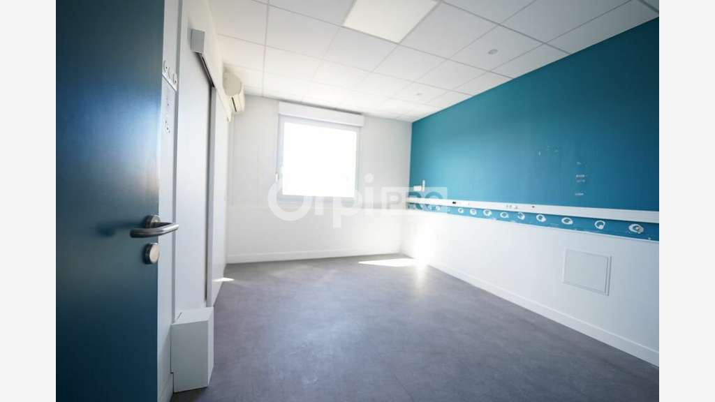 A louer bureaux de 138m² en R+1 à Décines-Charpieu