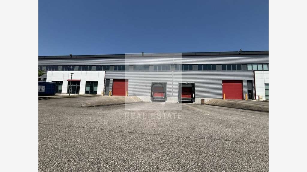 Local d'activités 1537m² à louer à Meyzieu