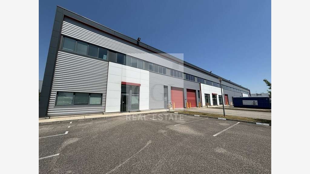 Local d'activités 1537m² à louer à Meyzieu