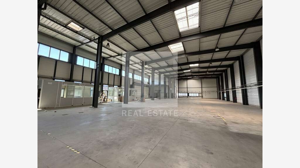 Local d'activités 1537m² à louer à Meyzieu