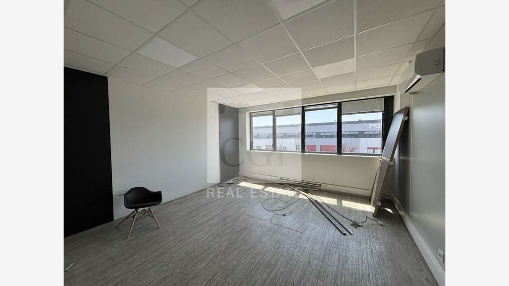 Local d'activités 1537m² à louer à Meyzieu