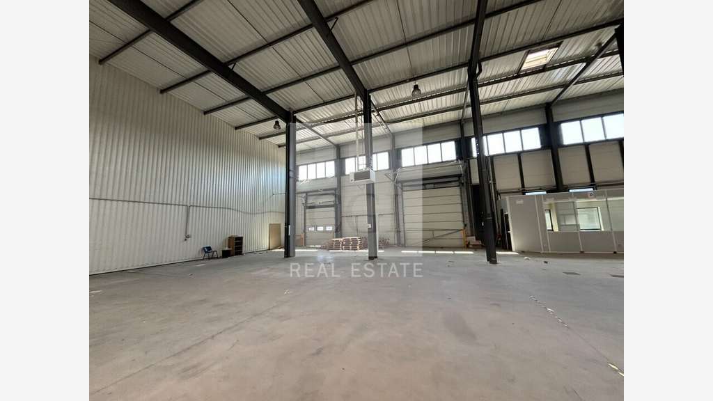 Local d'activités 1537m² à louer à Meyzieu