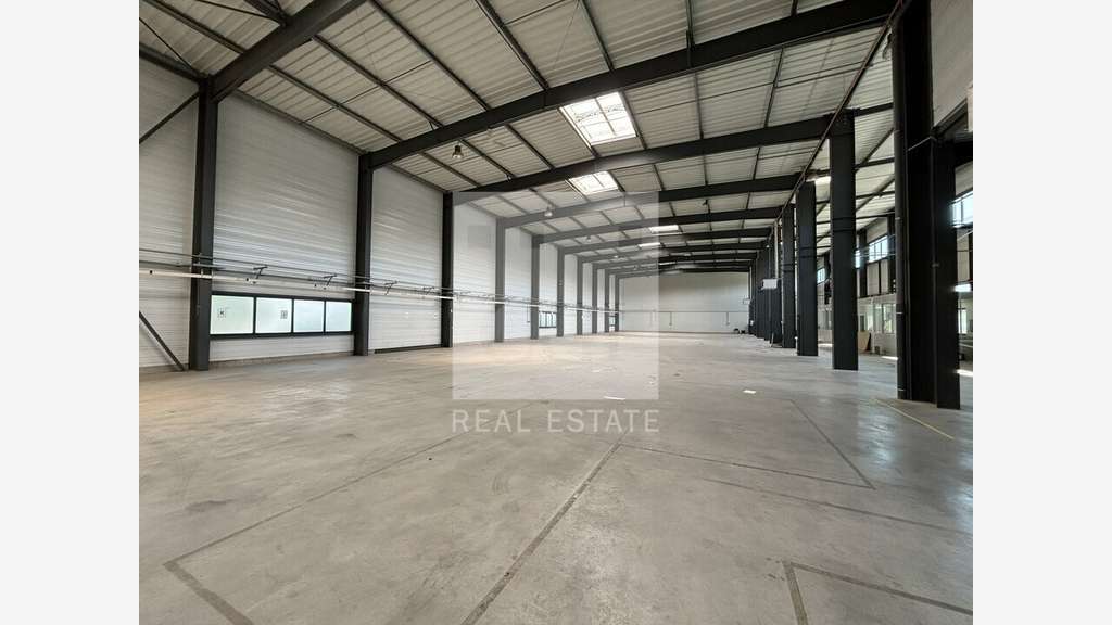 Local d'activités 1537m² à louer à Meyzieu