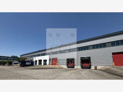 Local d'activités 1537m² à louer à Meyzieu