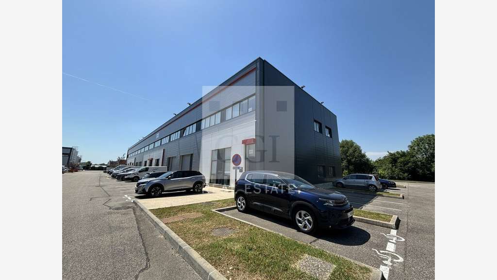 Local en excellent état 403m² à louer à Meyzieu