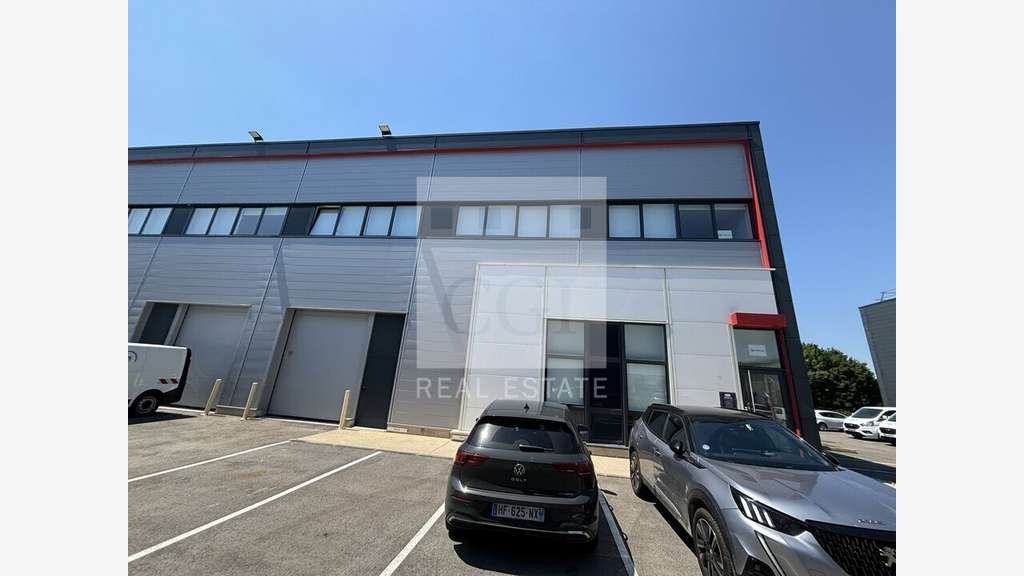 Local en excellent état 403m² à louer à Meyzieu