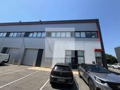 Local en excellent état 403m² à louer à Meyzieu