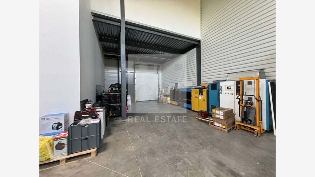 Local en excellent état 403m² à louer à Meyzieu