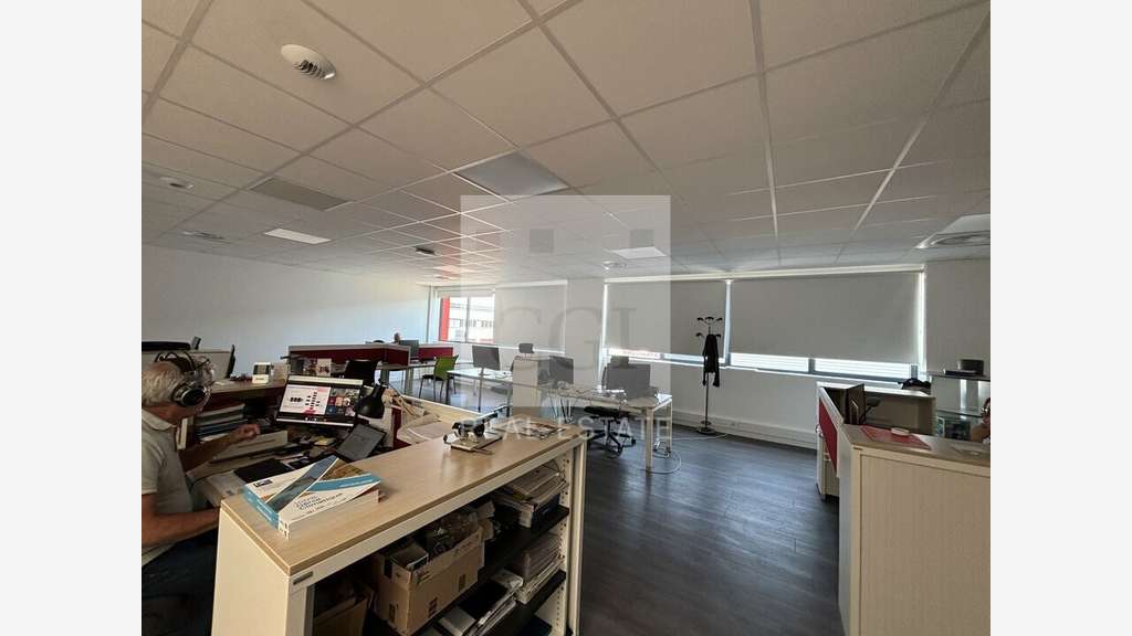 Local en excellent état 403m² à louer à Meyzieu