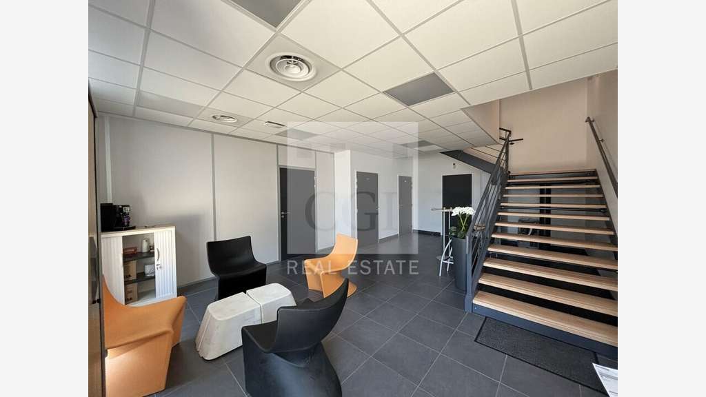 Local en excellent état 403m² à louer à Meyzieu