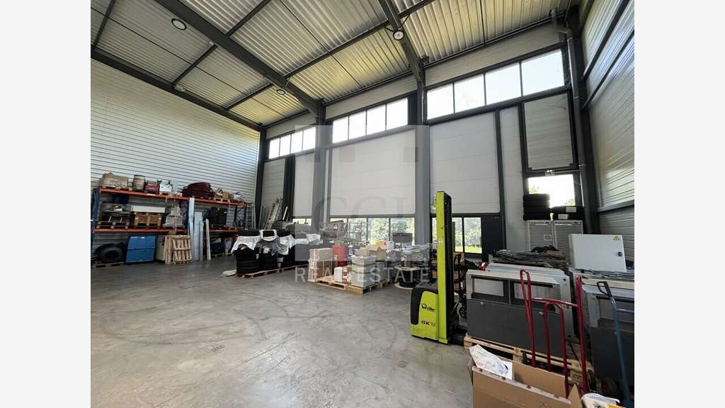 Local en excellent état 403m² à louer à Meyzieu