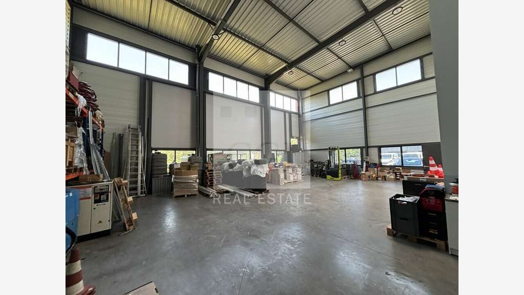 Local en excellent état 403m² à louer à Meyzieu