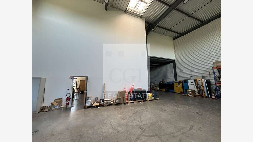 Local en excellent état 403m² à louer à Meyzieu