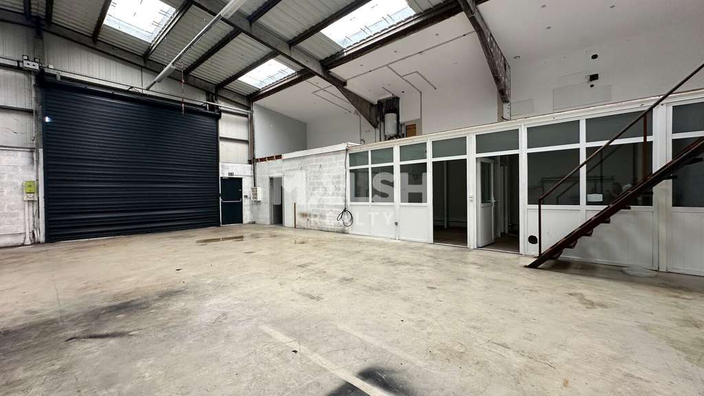 Locaux d'Activités à MEYZIEU - A LOUER - 847 m² di