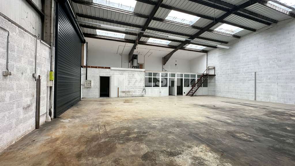 Locaux d'Activités à MEYZIEU - A LOUER - 847 m² di