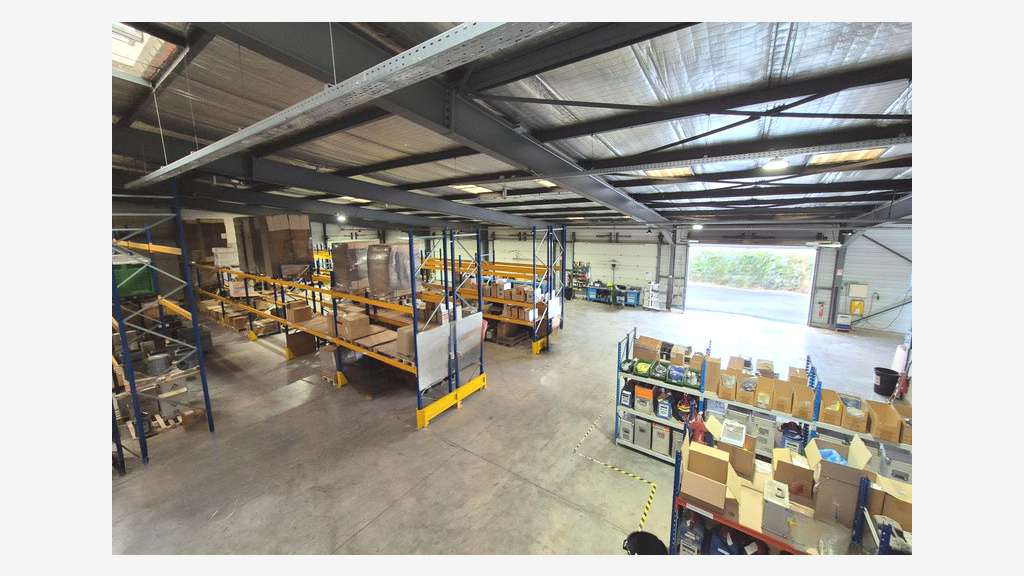 Local d'activité 950m² à louer en ZA à Mèze