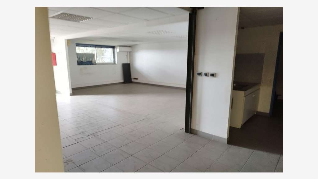 Local d'activité 950m² à louer en ZA à Mèze
