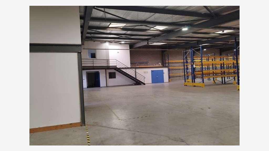 Local d'activité 950m² à louer en ZA à Mèze