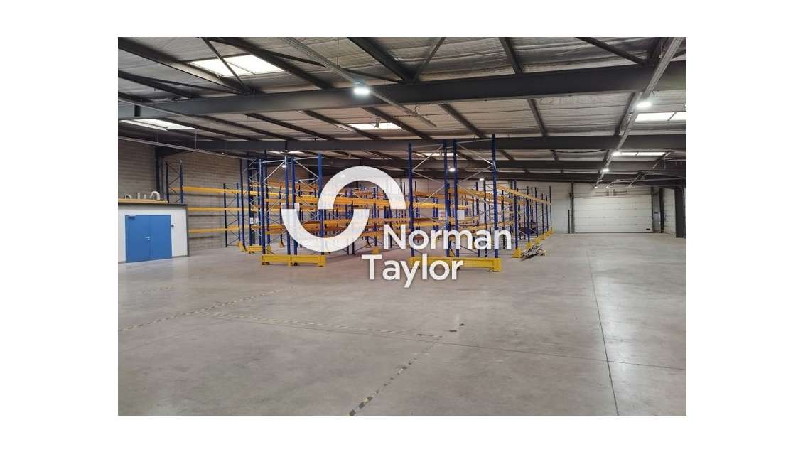 Local d'activité 950m² à louer en ZA à Mèze