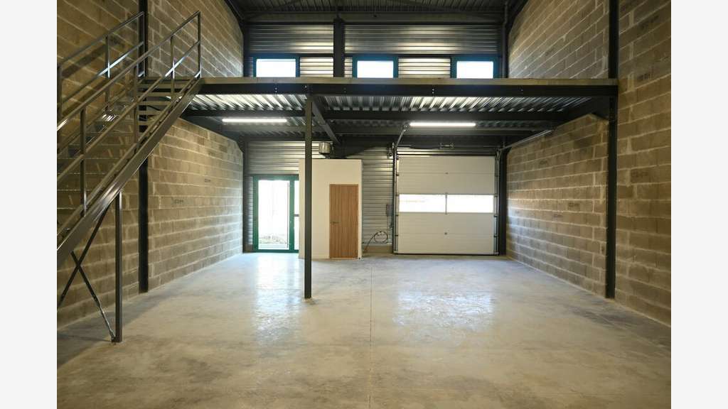 A louer cellule d'activité 154m² à Mions