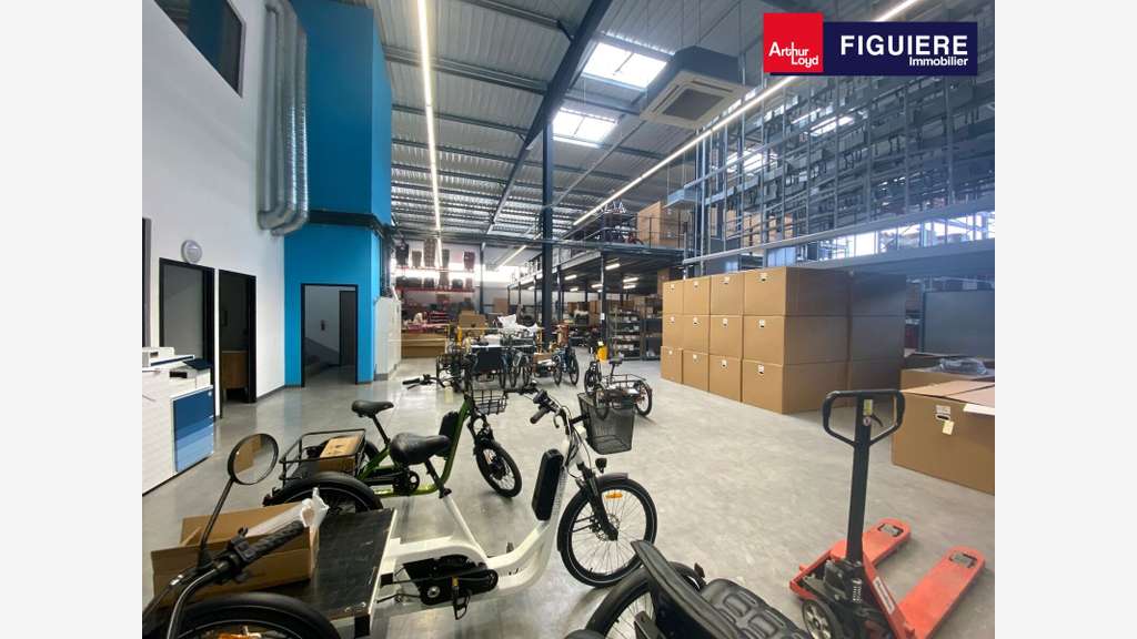 Locaux d'activités + bureaux 1440m² à Miramas