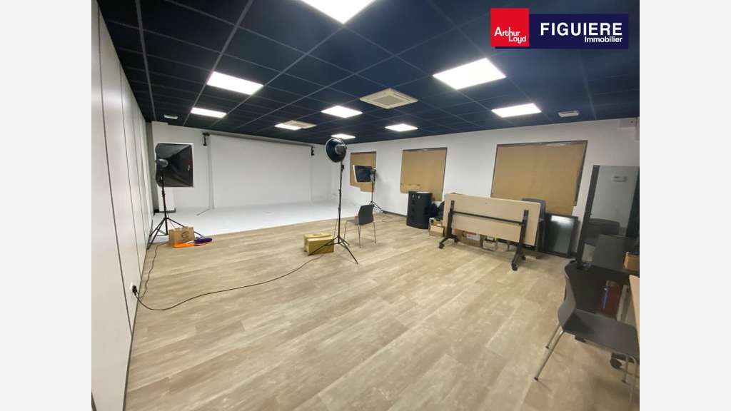Locaux d'activités + bureaux 1440m² à Miramas