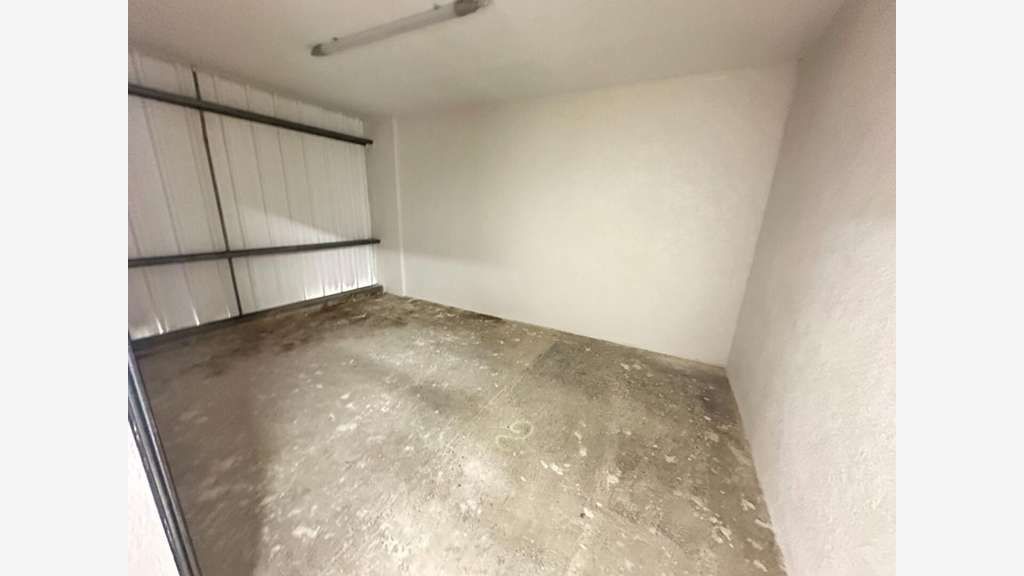 A louer box de stockage de 26m² en zi à Miramas