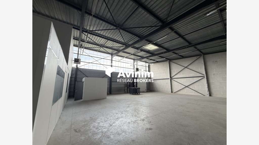 Montataire - Entrepôt + Bureaux 716 m2 à la l