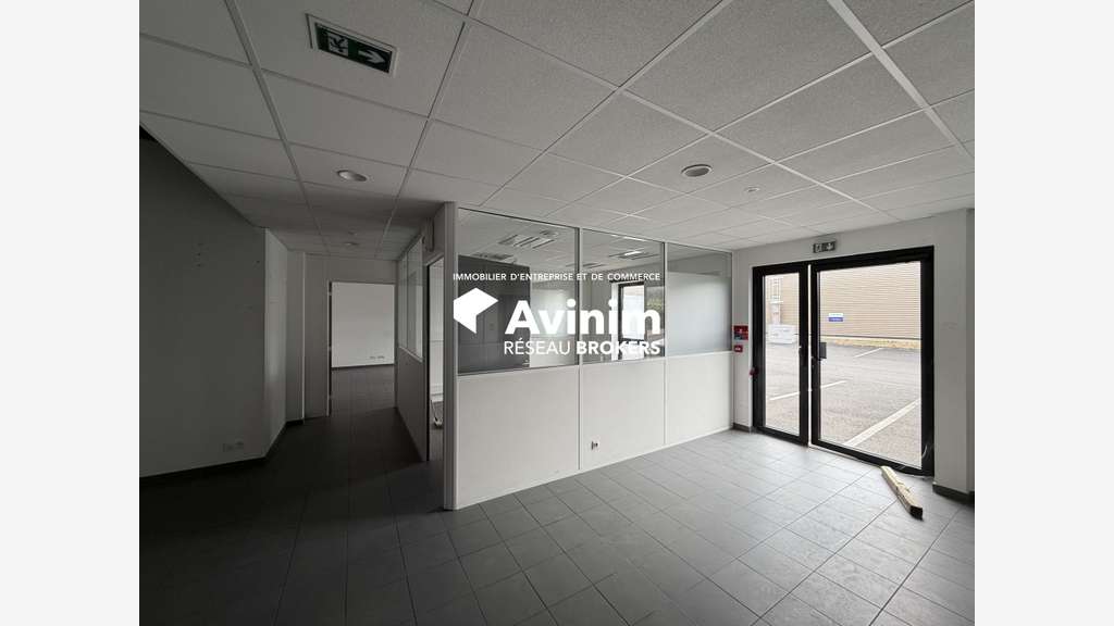Montataire - Entrepôt + Bureaux 716 m2 à la l