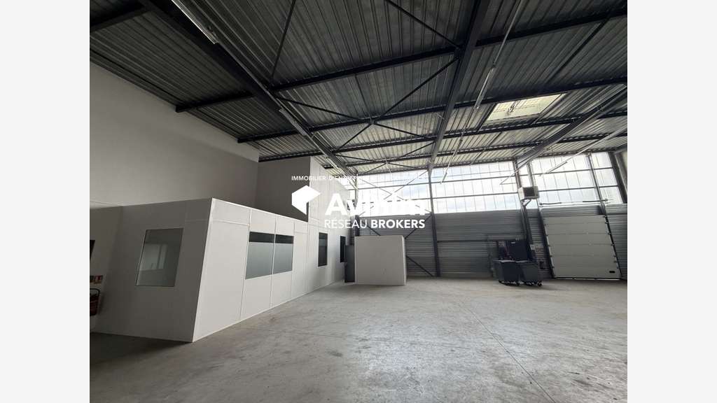 Montataire - Entrepôt + Bureaux 716 m2 à la l