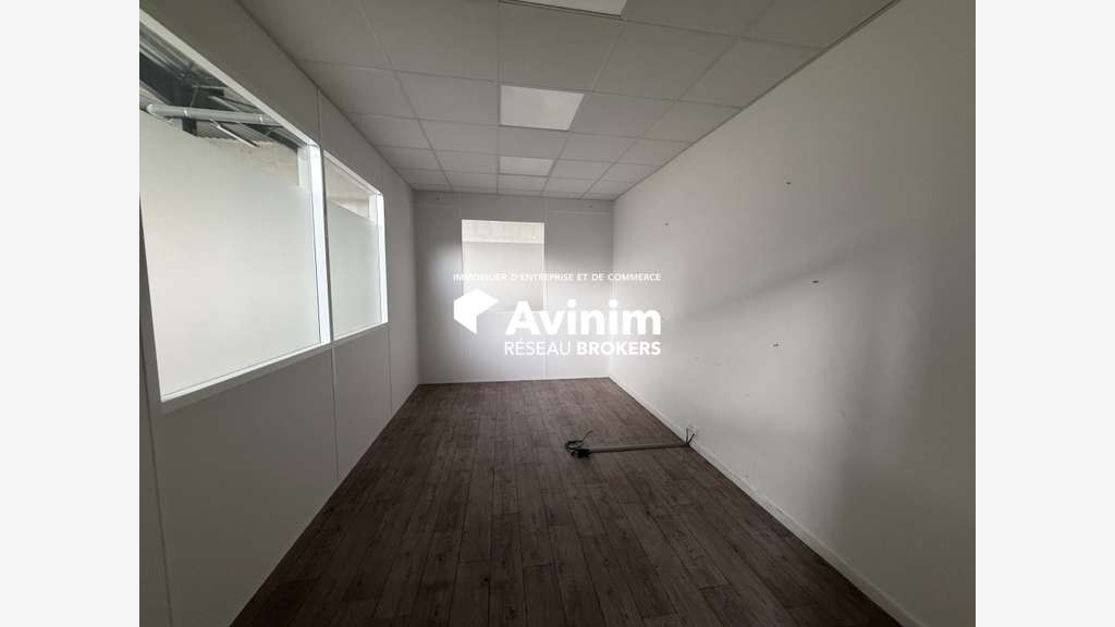 Montataire - Entrepôt + Bureaux 716 m2 à la l