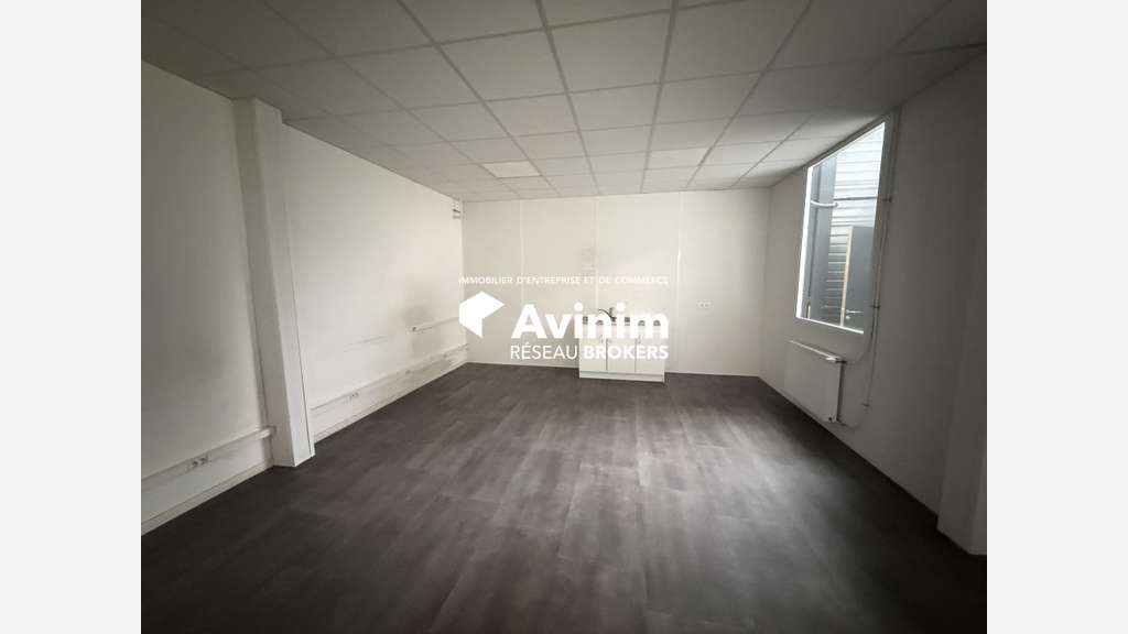 Montataire - Entrepôt + Bureaux 716 m2 à la l