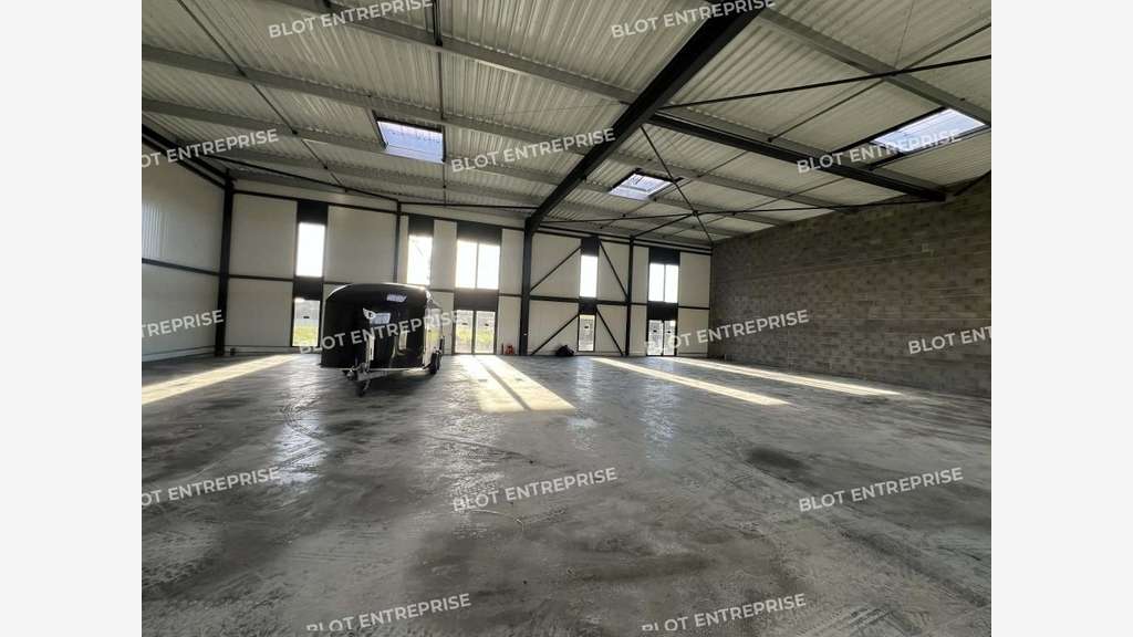 Loue cellule activités 450m² Montauban-de-Bretagne