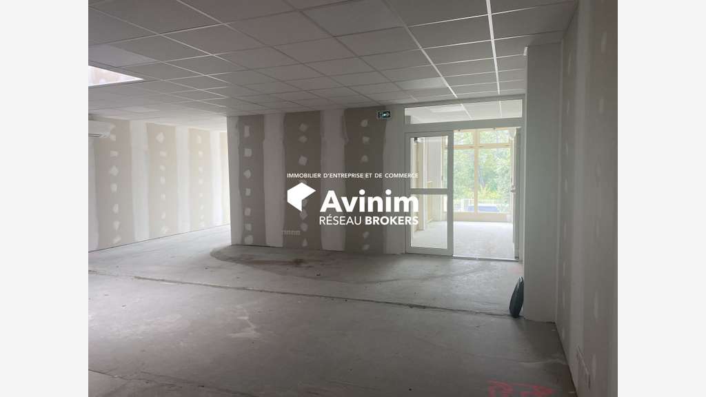 A louer local de 200m² en R+1 à Montauroux