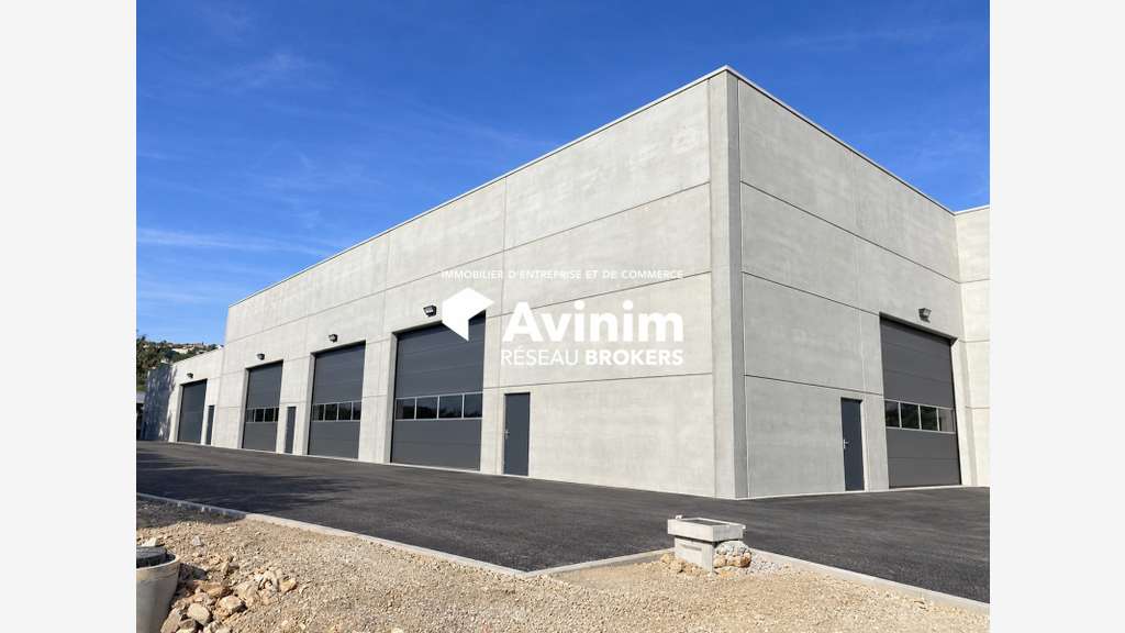 A louer local neuf de 415m² en za à Montauroux